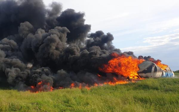 VIDEO: Imagini cu cisterna cu motorină cuprinsă de flăcări, după ce a explodat pe DN 21A, între Bărăganu şi Ţăndărei