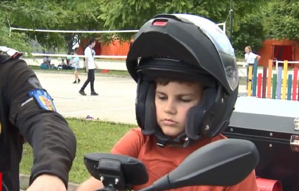 Veselie si bucurie pe esplanada Senatului. Copiii s-au dat cu tiroliana și au testat maşinile de pompieri