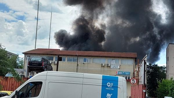 (UPDATE) Incendiu violent la un depozit din Bucureşti plin cu deşeuri şi butelii