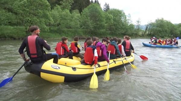 Sezonul de rafting pe râul Bistriţa, oficial deschis. Turiştii pot profita de plimbări cu barca sau caiacul