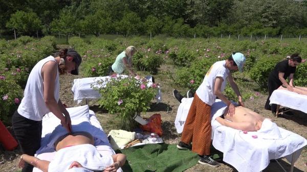 Masajele din livada cu trandafiri de Damasc, noua afacere de succes din Hunedoara