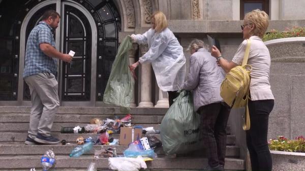 Problema deşeurilor din Sectorul 1, departe de a fi rezolvată: "Nu am cum să ţin o săptămână gunoiul în casă"