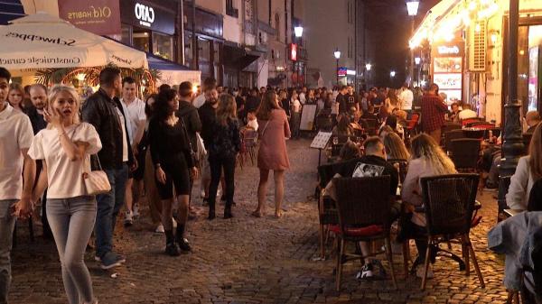 Înfometaţi de distracţie, sute de tineri au luat cu asalt Centrul Vechi al Capitalei. La miezul nopţii, nimeni n-a vrut să plece acasă