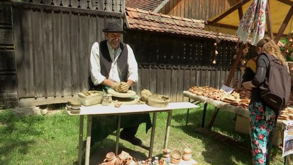 Târgul pentru meșteșugari îi aşteaptă pe turişti în Parcul Etnografic din Cluj