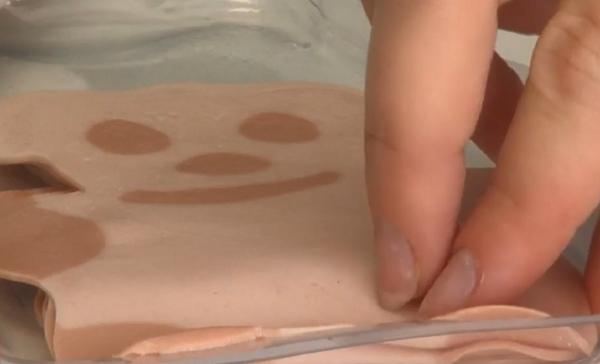 Parizer pentru copii retras de la vânzare, după ce s-a descoperit că ar putea fi contaminat cu metale grele. Părinții sunt sfătuiți să îl arunce