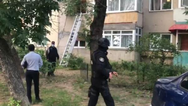 Un bărbat şi-a bătut soţia şi soacra, apoi le-a sechestrat într-un apartament din Craiova. Mascații le-au salvat pe geam