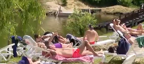 Românii au luat calea muntelui, în weekend. Din cauza ploii, cei veniţi pe litoral s-au distrat la delfinariu