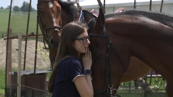 Echitația face minuni pentru psihic indiferent de vârstă. Un centru din Suceava şi-a redeschis larg porţile pentru iubitorii de cai