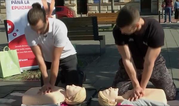 Resuscitare până la epuizare. Un medic și un instructor de fitness le-au arătat clujenilor ce înseamnă 10 minute de masaj cardiac