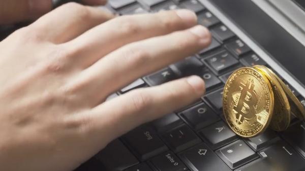 O nouă înşelătorie circulă pe internet, victimele care au căzut în plasă au plătit mii de dolari. Cum se numeşte metoda şi ce sfaturi au specialiştii