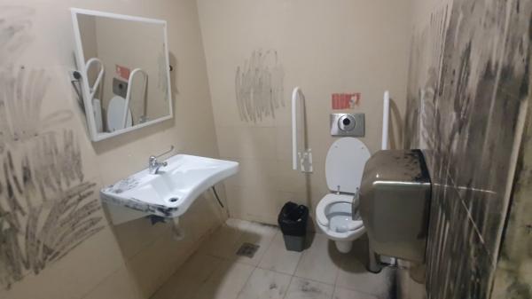 Copilul abuzat de un bătrân, în baia unui mall din Botoşani, salvat de o femeie de serviciu. Angajata a alertat imediat paznicii