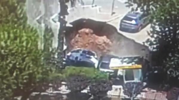 Mașini înghițite de un crater apărut în parcarea unui spital din Ierusalim