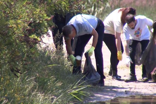 Iohannis a strâns gunoaiele de pe malul Argeşului. Mesajul preşedintelui: "Marginea drumului nu e groapă de gunoi"