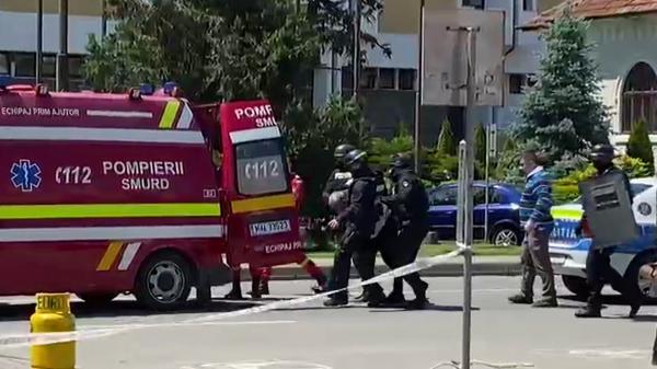 Intervenţie ca-n filme a "mascaţilor" din Bistriţa. Un bărbat a anunţat că se aruncă în aer, în faţa prefecturii