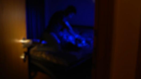 Tânăra de 18 ani, sechestrată şi abuzată de 9 bărbaţi, într-un apartament din Ploieşti, a depus o plângere la poliţie - VIDEO