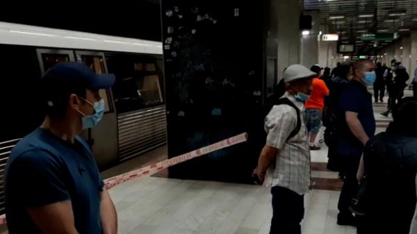 O tânără de 20 de ani s-ar fi aruncat în faţa metroului, în staţia Lujerului. Fata a fost scoasă de sub tren în viață