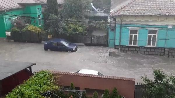 Vremea capricioasă a făcut prăpăd în mai multe judeţe. Ploile vor continua până la sfârşitul săptămânii