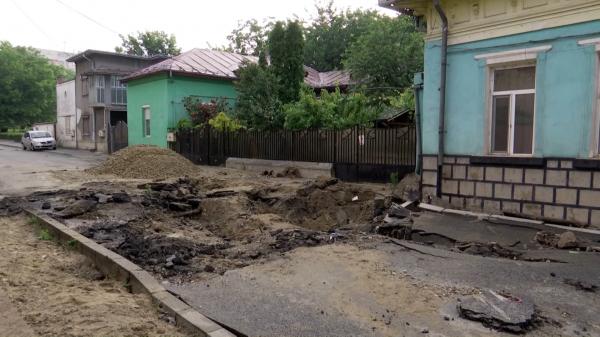 Ploaia torenţială din Craiova a lăsat în urmă o imagine dezolantă: Gospodării distruse şi un crater uriaş în mijlocul unei şosele