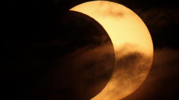 Fenomen astronomic rar. Zeci de tineri pasionaţi de astronomie au urmărit eclipsa anulară de soare, la Baia Mare