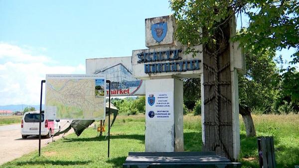 Autorităţile din Sighetu Marmaţiei, planuri noi pentru plăcuţe de informare trilingve. Prima iniţiativă cu plăcuţe bilingve a rezistat trei zile