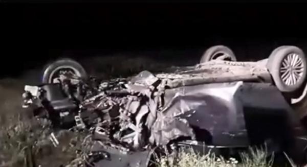 Un tânăr a scăpat ca prin minune cu viață, după ce a intrat pe contrasens și s-a izbit cu mașina de un TIR, lângă Alexandria