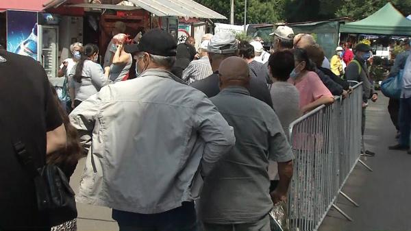 În Piaţa Obor, frica de vaccin s-a vindecat cu mici! Cine se imunizează, primeşte trei mici cu de toate