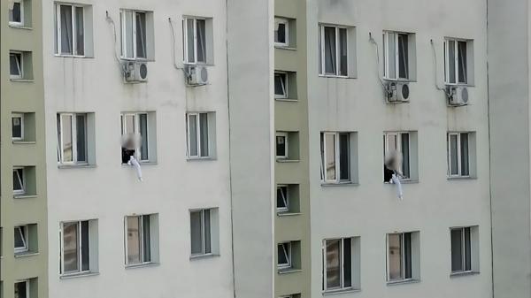 Inconştienţă fără margini. O tânără din Bucureşti a ieşit să se relaxeze pe geam la etajul 9 al unui bloc