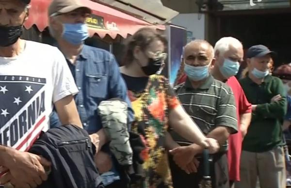 Coadă la Obor pentru vaccinare. Oamenii nu țin cont de recomandări și își iau și alcool: „Micii nu merg fără bere”