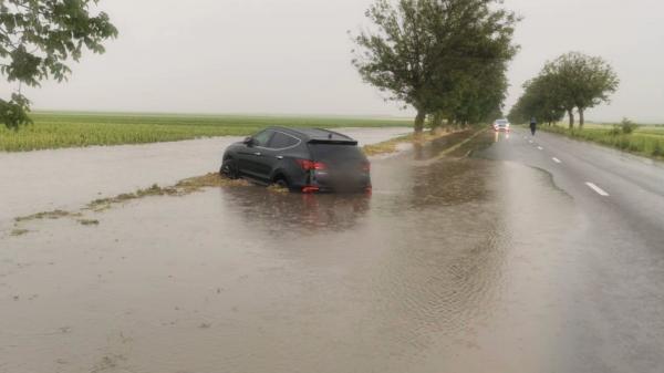 Fenomenele meteo severe au făcut prăpăd în ţară: Furtuni de vară cu grindină, o tornadă în formare şi şosele înghiţite de ape