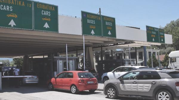 Cozi interminabile la intrarea în Grecia. Mii de turiști români au așteptat și opt ore pentru a trece granița. Reacția MAE