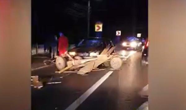 Căruţă spulberată pe un drum naţional din Maramureş. În urma impactului, calul a murit