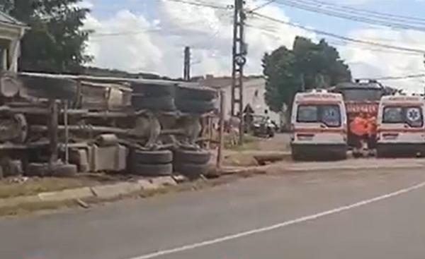 Un şofer de camion, în vârstă de 43 de ani, a murit după ce s-a răsturnat şi a intrat în zidul unui imobil, în Galaţi. Bărbatul a rămas captiv în cabină