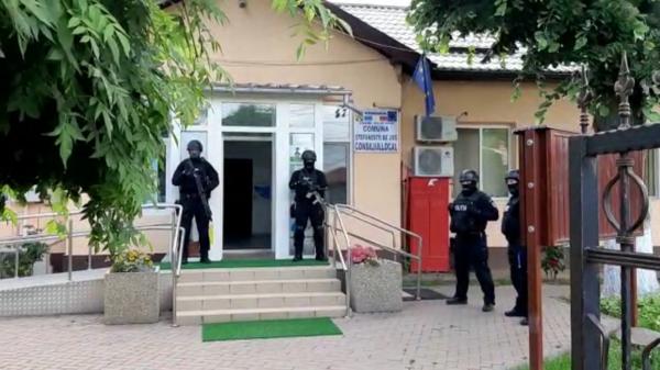 Cazul primarului din Ștefăneștii de Jos, reținut după ce o copilă a fost violată, împarte comuna în două tabere