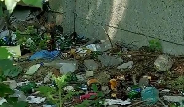 Fostul Spital CFR din Constanţa, transformat în groapă de gunoi: ''O clădire fantomă. Ţi-e şi frică să mergi pe aici''