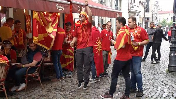 EURO 2020. Fanii macedoneni s-au "încălzit" în Centrul Vechi pentru meciul de pe Arena Naţională cu Austria
