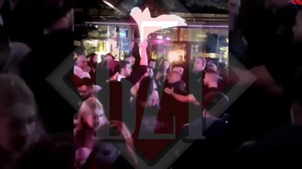 Bătaie cruntă filmată într-un club din Iași. Mai mulți tineri și-au împărțit pumni și picioare, doi dintre scandalagii au fost săltați de poliție