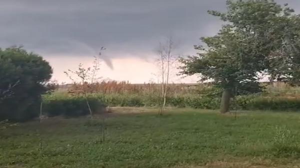 Un început de tornadă a băgat spaima în oamenii dintr-o localitate din Dâmboviţa