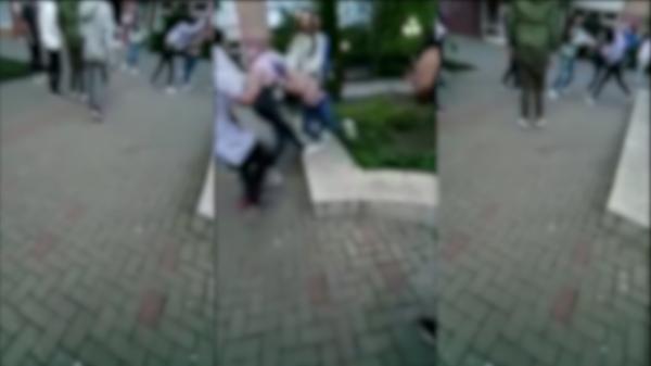 Cinci tinere s-au luat la bătaie în plină stradă din cauza unei postări pe Facebook, în Târgu Frumos. Conflictul a fost filmat de un martor
