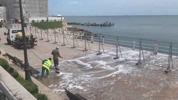 Faleza Cazinoului din Constanţa, spălată cu detergent care se scurge direct în mare. Turiştii sunt indignaţi