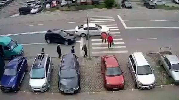 Soț și soție spulberați pe trecere de șoferul unui Volkswagen Golf, în Tecuci. Bărbatul a fost aruncat în aer