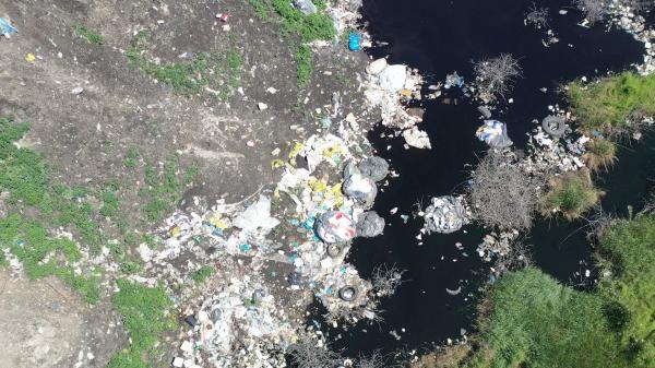 Bomba cu ceas de lângă noi. Deșeuri medicale, seringi și teste Covid cu sânge stau pierdute pe drumuri, în pământ sau în apă