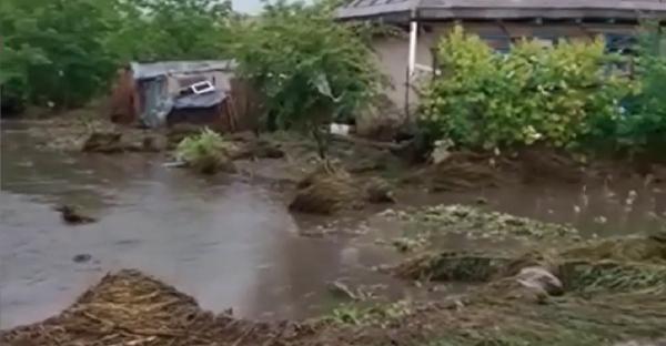 Ploile torenţiale şi vijeliile au făcut prăpăd în mai multe zone din ţară. Specialiştii nu au veşti bune