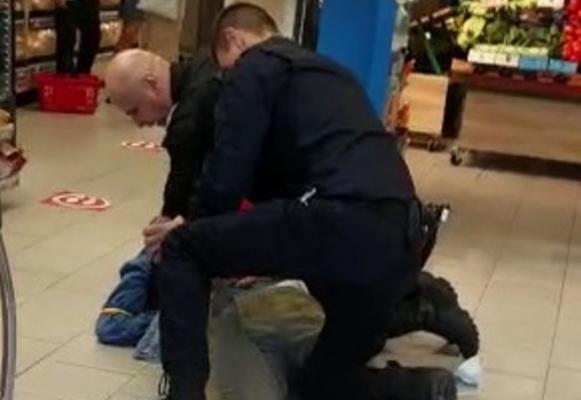 Momente de panică într-un magazin din Sibiu. Un bărbat a fost încătuşat pentru că purta un cuţit. "Nu te opune!"/ "Cum să nu mă opun?"