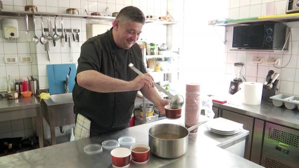 Un bucătar din Timişoara lasă în fiecare zi porţii de mâncare pentru nevoiaşi, în faţa restaurantului: "Serveşte dacă îţi este foame!"