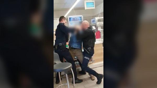 Bărbat imobilizat după ce a scos cuțitul, într-un magazin din Sibiu. Polițiștii i-au dat drumul și s-a reîntors: "Ne-a speriat din nou"