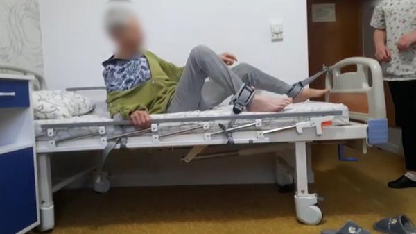 Camera ascunsă: Bătrâni legați de pat, toalete murdare și mâncare mucegăită la un azil privat din București. Infirmieră: "Sunt înjurați, sunt bruscați"