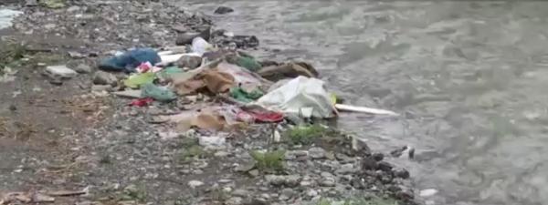 Un colţ de rai din judeţul Braşov, transformat în groapă de gunoi: "Ăsta e focar, e boală completă. Nu vedeţi ce miros degajă?"