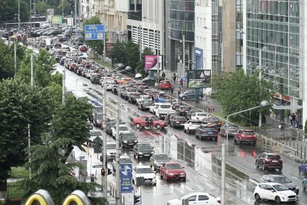 Bucureștiul, un oraș inundat după după ploile din ultimele zile. Canalele au refulat, haos în trafic și pe străzi