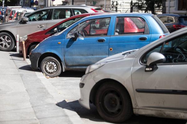 3.000 de lei pentru orice mașină mai veche de 15 ani ori o amendă usturătoare. Ministrul Mediului vrea să scoată rablele de pe șosele