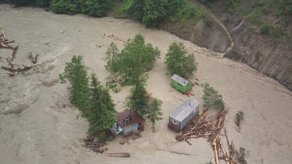 Potop peste România: jumătate de ţară este sub ape. În Vrancea, a plouat într-o zi cât pentru jumătate de lună